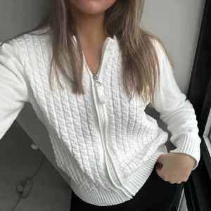 fin kofta - så snygg vit cardigan! köpt här på plick💘