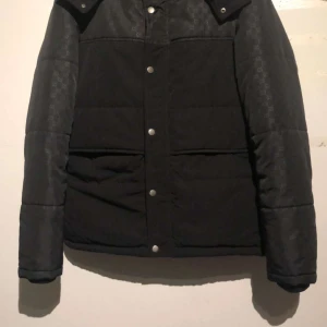 Gucci jacka - För snygg. inga skador helt ny