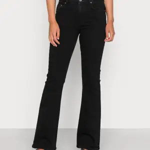 Jag säljer mina svarta jeans från Gina Tricot. Väldigt sköna och passar 36-38. Jag säljer dom för att jag har ett par andra svarta jeans jag använder mer! Nypris 499kr och säljer för 200kr+frakt.