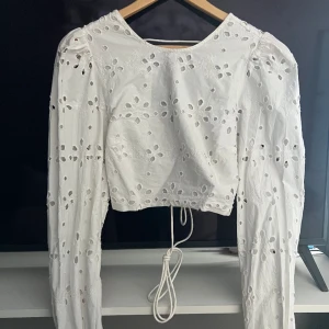 Zara blus  - Säljer denna vita somriga zara blusen då jag använt den fåtal gånger. 