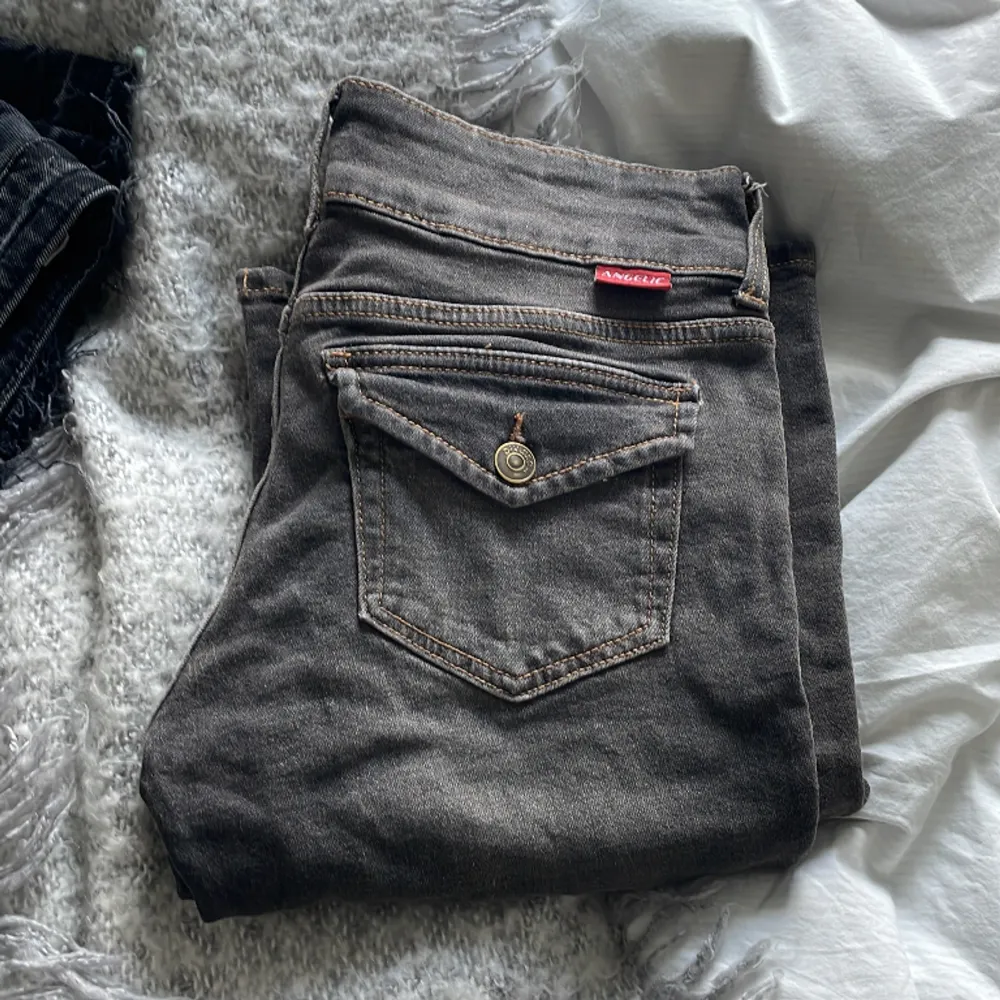Säljer dessa sjukt snygga jeansen då dom har blivit för små💘 Nypris:300kr. Jeans & Byxor.