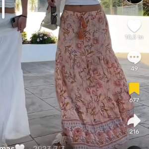Super fin maxi kjol med blommigt mönster (skriv för fler bilder) 🩷