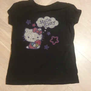 Hello kitty tröja - Den passar xs till m. Aldrig andvänts nytt skick. Dma om du har frågor och priset kan diskuteras🤭