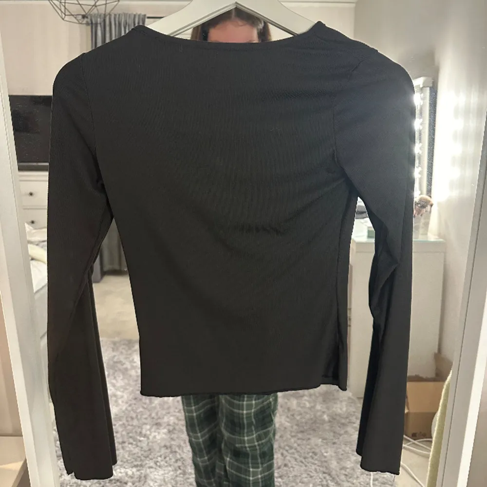 Söt svart långärmad tröja med knappar från Shein, oanvänd storlek M men skulle säga att den sitter mer som S. Köparen står för frakt! 🩷. Tröjor & Koftor.