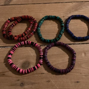 Armband! - 6 armband handgjorda av mig❤️ Sälger de billigt pga att ingen annan vill ha dem🥹Alla för 20kr o ett för 5kr🕺
