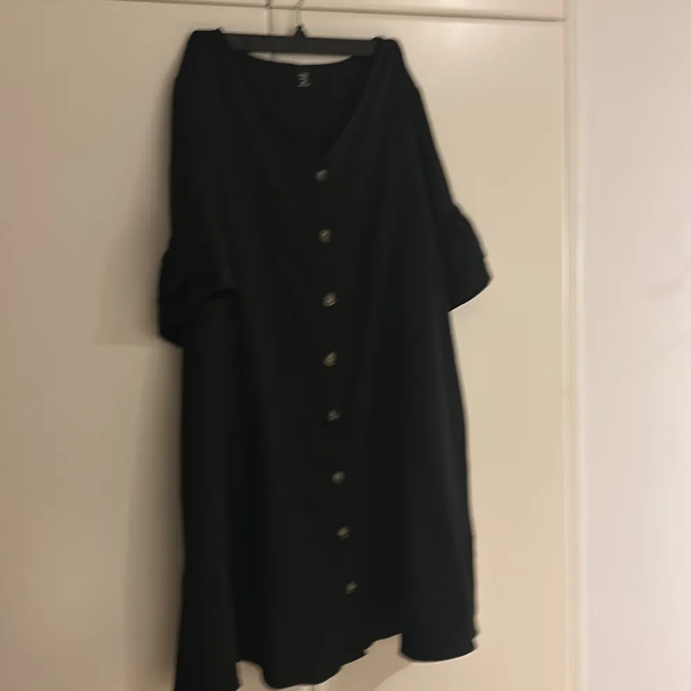 Säljer denna oanvända svarta klänningen ifrån shein då den inte kom till användning under förra sommaren, nypris 100kr, mitt pris 50. plus eventuell frakt om vi inte möts upp i Norrköping.. Klänningar.