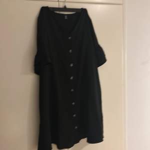 Säljer denna oanvända svarta klänningen ifrån shein då den inte kom till användning under förra sommaren, nypris 100kr, mitt pris 50. plus eventuell frakt om vi inte möts upp i Norrköping.
