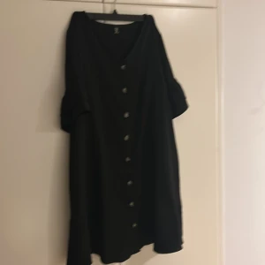 Shein klänning i storlek 2XL - Säljer denna oanvända svarta klänningen ifrån shein då den inte kom till användning under förra sommaren, nypris 100kr, mitt pris 50. plus eventuell frakt om vi inte möts upp i Norrköping.