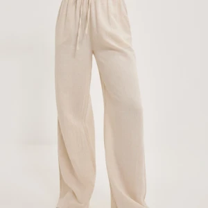 Nelly linnebyxor  - Linnebyxor från Nelly. Byxorna är i storlek 34 och är förstora för mig som brukar bära 34-36 i byxor. Byxorna är aldrig andvända ändast  provade❤️