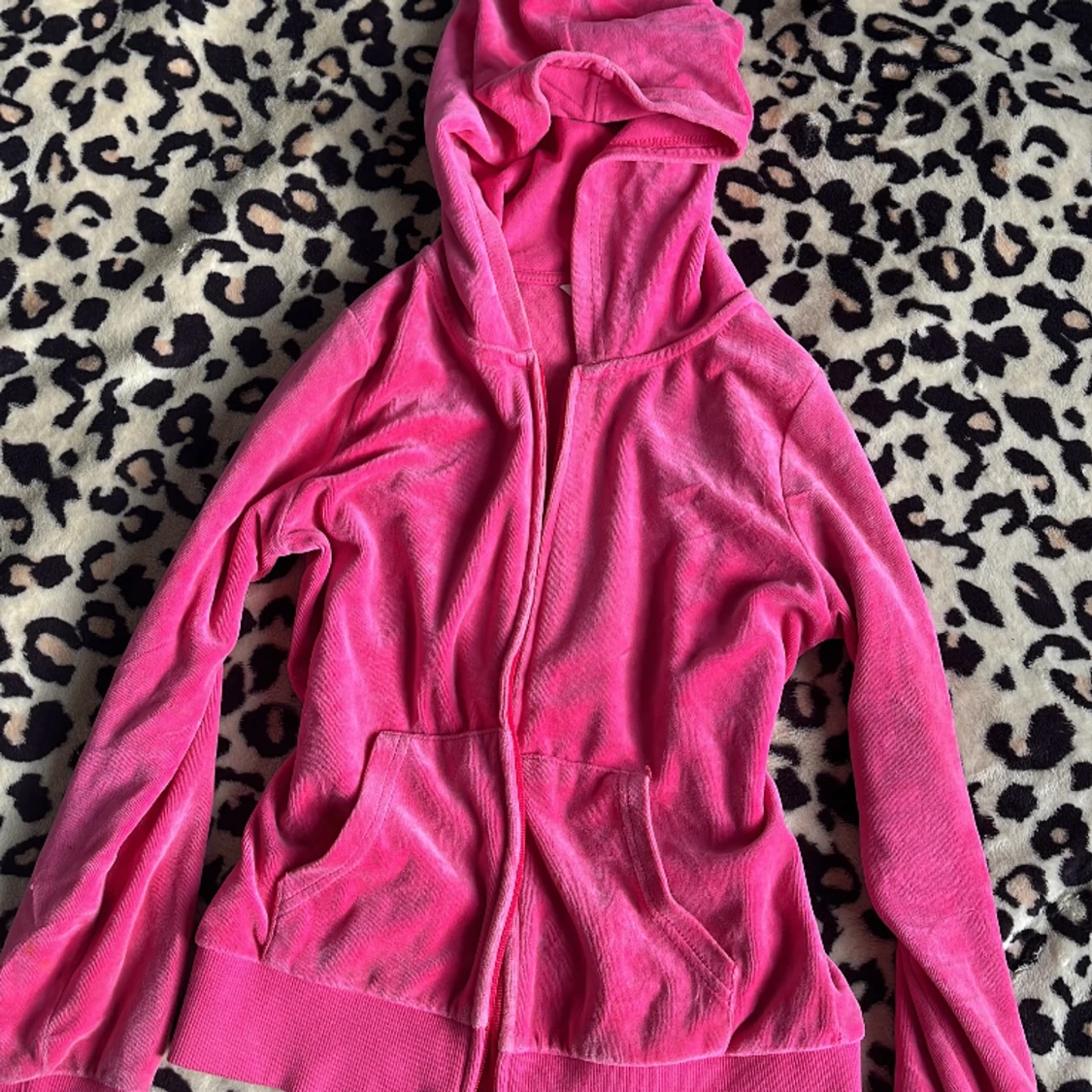 y2k kofta i skrik-rosa