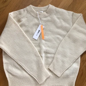 Helt ny stickad tröja från Gina - Säljer denna stickade tröjan som är helt ny med prislapp kvar.