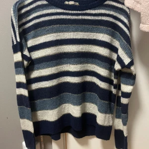 Stickad tröja - Stickad tröja som inte kommer till användning, inte nopprig , storlek S/M