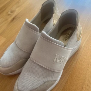 Sneakers - Michael Kors - Använda bara fåtal gånger pga för små. Missbedömde storlek när jag köpte dem, därav knappt använda.  Nypris ca. 2000 kr  
