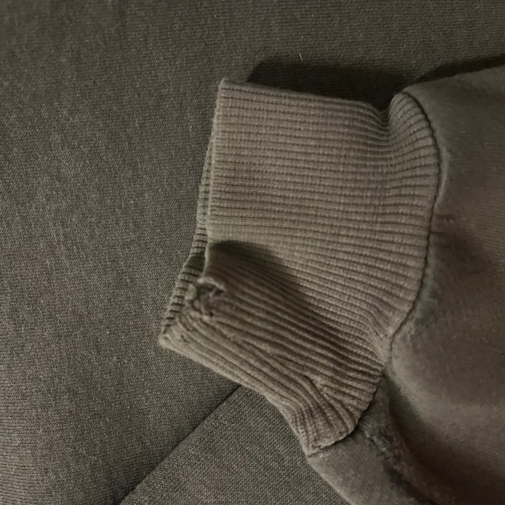 Säljer denna snygga hoodie ifrån bikbok i storlek xs, den har dock en liten defekt vid slutet av ärmen (se bild 2) men annars mycket bra skick!💕. Hoodies.
