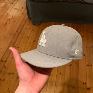 LA keps - Fitted keps med LA märke. Inga skador bara lite smutsig. 