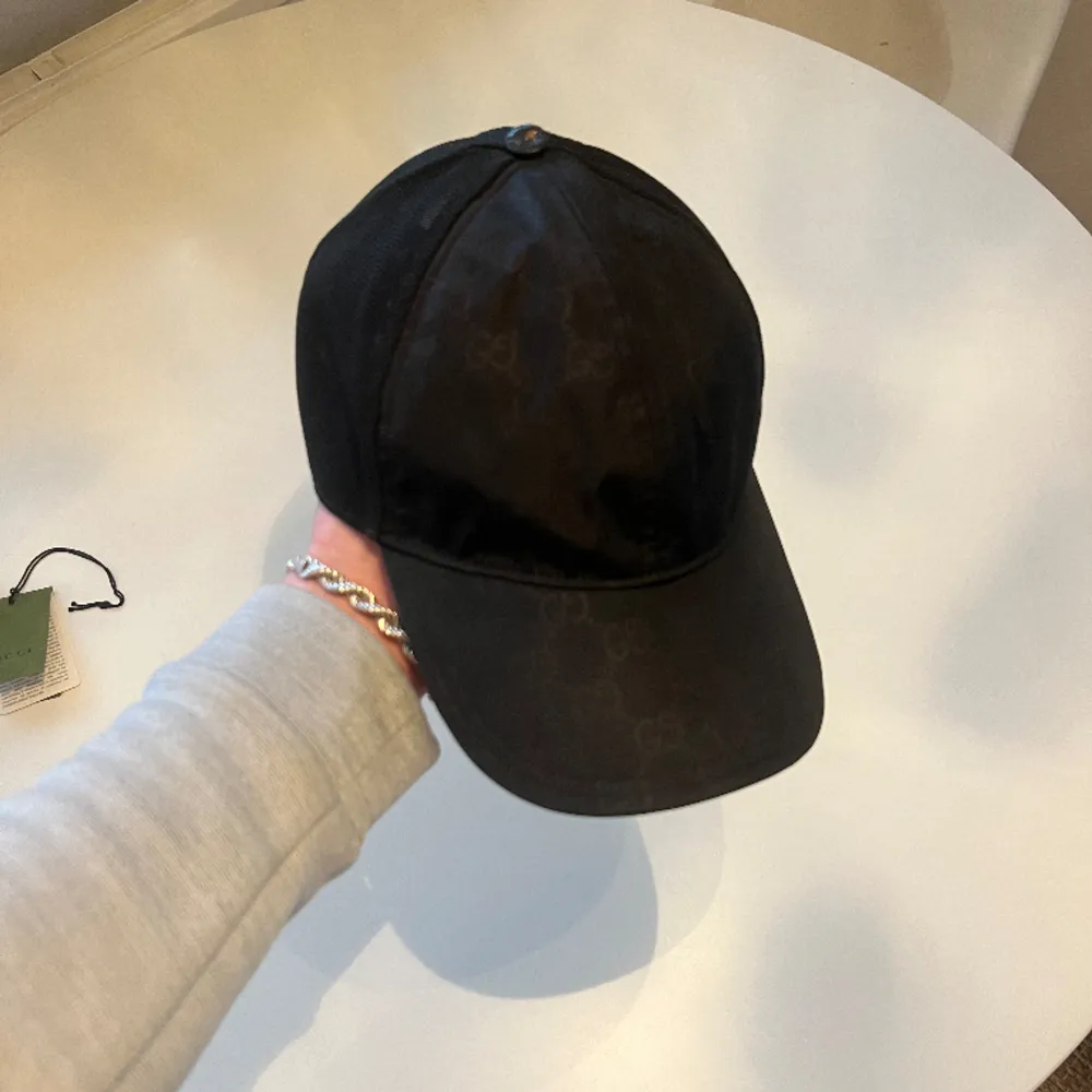 Sällsynt Gucci Nylon keps som ej går att köpa längre, fint skick men finns en liten flaw på ”knoppen” på toppen. Storlek L men funkar till M också. Alltså normalt huvud med andra ord. Självklart 100% äkta, fraktas spårbart!. Accessoarer.