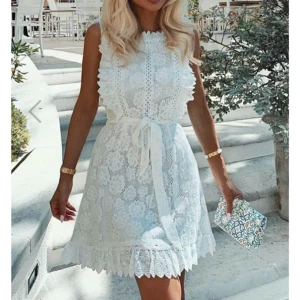  KLÄNNING - 🩵 Vit klänning från Dennis Maglic som jag köpte till studenten som ej kom till användning tyvärr, helt ny med lapparna kvar, 800kr nypris : mitt pris 550, storlek XS 