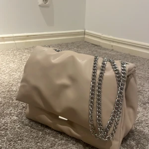 väska  - säljer denna väska,använder int längre,har en likadan sån fast svart om nån skulle vara intresserad