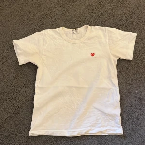 CDG t-shirt - Säljer min Comme des GRAQONS tröja som är köpt på Nk Göteborg.  Mycket fint skick. Sitter mer som en S än M. 🤌🏼 Köpt för 999kr  