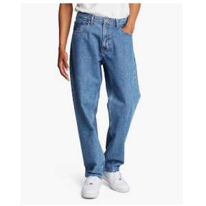 Ett par loose jeans i en klassisk blå färg i herrmodell. Storlek xs. Uppskattningsvis längd 31-32. Funkar lika bra till dam. I gott skick!