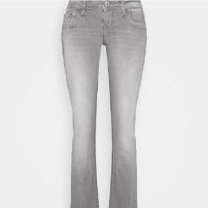 Säljer dessa super snygga ljus grå jeans ifrån Ltb i deras efterfrågade och slutsålda Model ”Valerie” i nyskick 