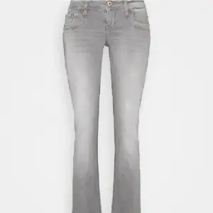 Säljer dessa super snygga ljus grå jeans ifrån Ltb i deras efterfrågade och slutsålda Model ”Valerie” i nyskick 