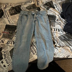 Jack and Jones jeans  - Är i väldigt bra skick men har inte kommit till användning. Är gammla i storlek då de är köpa innan 2021 så jag som egentligen har 34/34 kan ej använda dem då de är för små och lite för korta så skulle rekommendera dessa för dig som har storlek 32/32