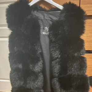 Wonaf pälsväst - En oanvänd pälsväst från Plick. Storlek M, men passar mig som är S och 165cm. Fake päls!   Säljes för 839, kan gå ner lite i snabb affär! 