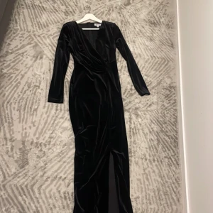 Balklänning fest klänning  - Använd bara en gång pris kan diskuteras 500kr går bra storlek 38/36 sitter jätte fint på kroppen 