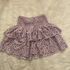 Volangkjol gina - Säljer en super gullig volangkjol från gina då den inte kommer till användning längre💗köpt för ett och ett halvt år sedan så tror inte att den finns kvar längre att köpa💗kom privat för fler bilder, pris kan diskuteras vid snabbt köp!