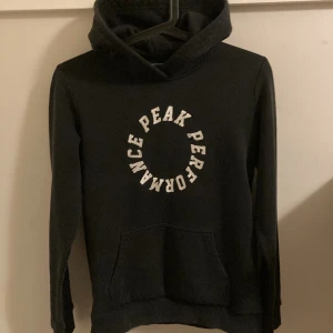 Peak Performance hoodie/luvtröja - Den är i perfekt skick och anledning till att jag säljer den är för att den är lite för liten