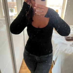 Svart långärmad - Basic långärmad från bikbok❤️ Notera art den är ribbad❤️
