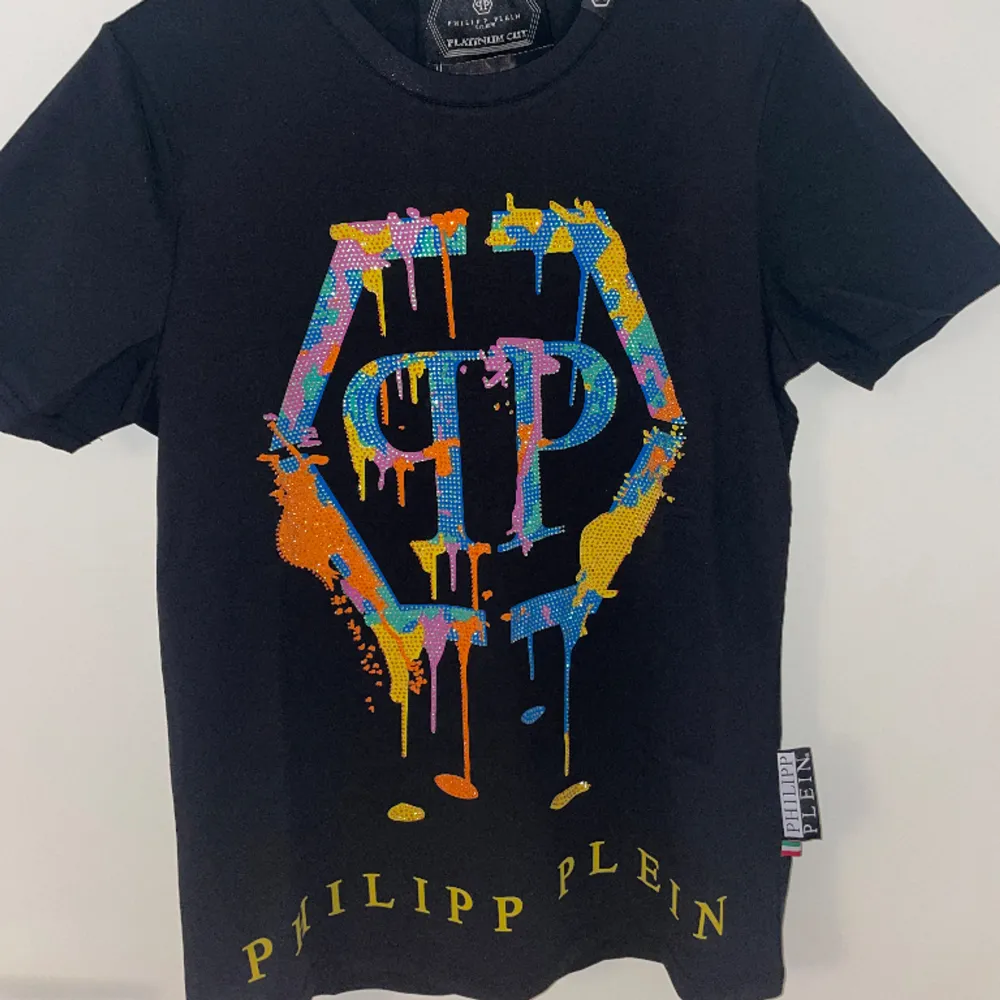 Philipp Plein T-shirt helt ny. Använd 0 gånger, taggen sitter kvar.. T-shirts.