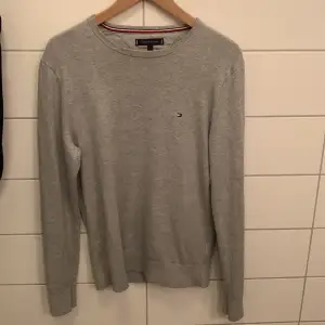 Supersnygg stickad tröja ifrån Tommy hilfiger. Slimmad fit. 