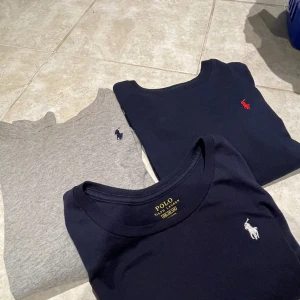 Ralph Lauren - Långärmade tröjor från Polo ralph lauren. Storlek på den grå är 140-150, den blåa med rött märke strl 130 Och den blå med vitt märke strl 130-140 350kr/st