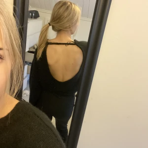 Stickad tröja med öppen rygg  - Säljer min stickade tröja från Gina som är helt slutsåld. Endast testad så helt ny