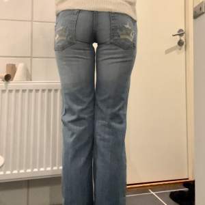 Säljer mina fina Victoria Beckham jeans då dom är för små i midjan tyvärr. Midjemått: 37cm Innerbenslängd: 83cm Skriv för fler bilder eller mått 💕