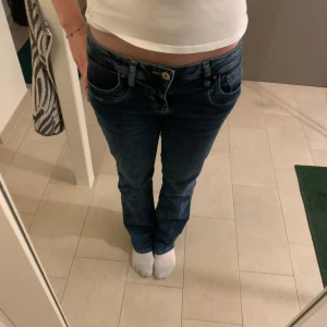 LTB jeans - Säljer slutsålda lågmidjade LTB Valerie bootcut jeans i perfekt skick!💗Storleken är 28x32 (S) och passar bra på mig som är 170 cm.💗Köpta på Zalando för 700kr! Om ni har några frågor tveka inte för att skriva. Skriv innan ni trycker på köp nu!💗