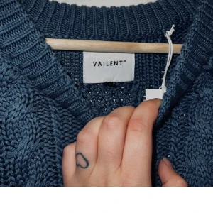 Ny stor stickad blå långärmad tröja - Ny, stor, varm, storlek är M  