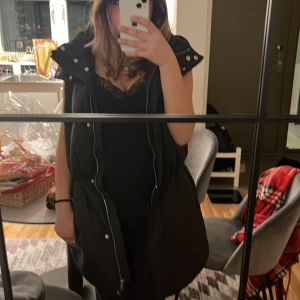 Onldemy padded waist coat  - Aldrig använd den har knappar och dragkedja som fungerar. lapparna är på, köpte för 700, rymlig Luva