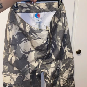 Cargo pants  - Säljer den pågrund av att jag ej använder den längre. Nästan helt ny och är väldigt bekväm. Skriv för bud så kan vi prata om de! 🤍  Är de nånting ni undrar så är bara att skriva.😊