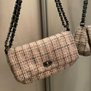 Handväska - Säljer denna väskan från Becksöndergaard i färgen beige. Ljuset på mina bilder gör att väskan ser lite rosa ut men den är beige! Väldigt fick och rymlig! 