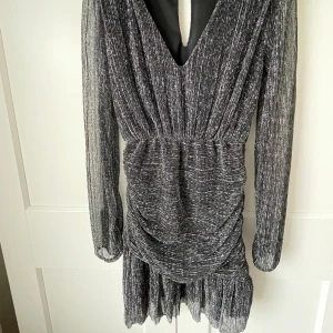 Glittrig klänning  - Såå fin klänning och säljer då den inte används! Det finns skador på underkjolen som jag visar på tredje bilden, inget som man ser när man har på sig klänningen!!! 