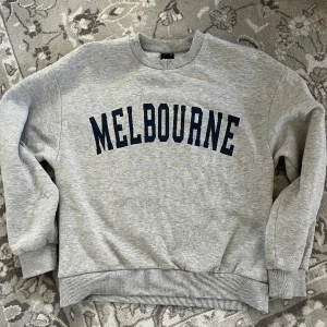 Melbourne sweatshirt - Säljer denna sweatshirt då de inte kommer till användning längre. Den är i väldigt bra skick. Köparen står för frakten.