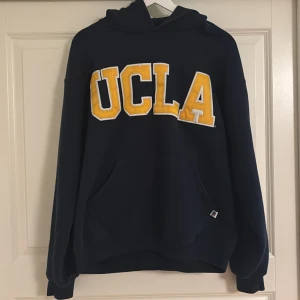 Vintage UCLA Hoodie - Svin fet vintage ucla hoodie i storlek M. I fint skick men använd.