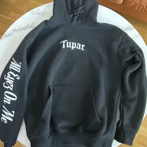 Tupac hoodie i storlek XS från pull and bear. Köptes för cirka 2 år sedan men har inte kommit mycket till användning så den är fortfarande i bra skick. Tror inte att den tillverkas längre med det här trycket så den är sällsynt.