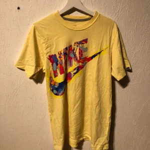 Nike T-shirt  - Nike T-shirt, storlek S, sitter som M