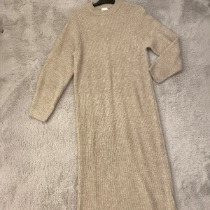 Stickad klänning  - Helt ny stickad klänning från H&M. Kostar i butik 349kr och jag säljer den för 200 kr. Storlek xs och den sitter jätte fint på kroppen. Jag kan fota fler bilder om det önskas☺️