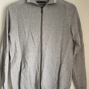 Grå Hel-Zip  - Fräsch grå hel zip som passar perfekt nu till det lite varmare vädret ☀️  Bara att skriva vid frågor 👍 