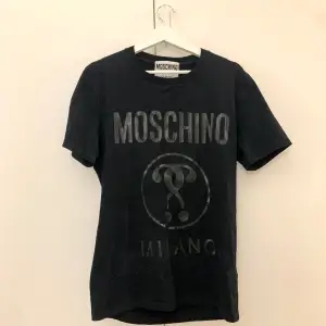 Äkta Moschino T-shirt, Storlek L. Använd snålt.  Kan säkert fixa fram kvitto för den som vill ha.
